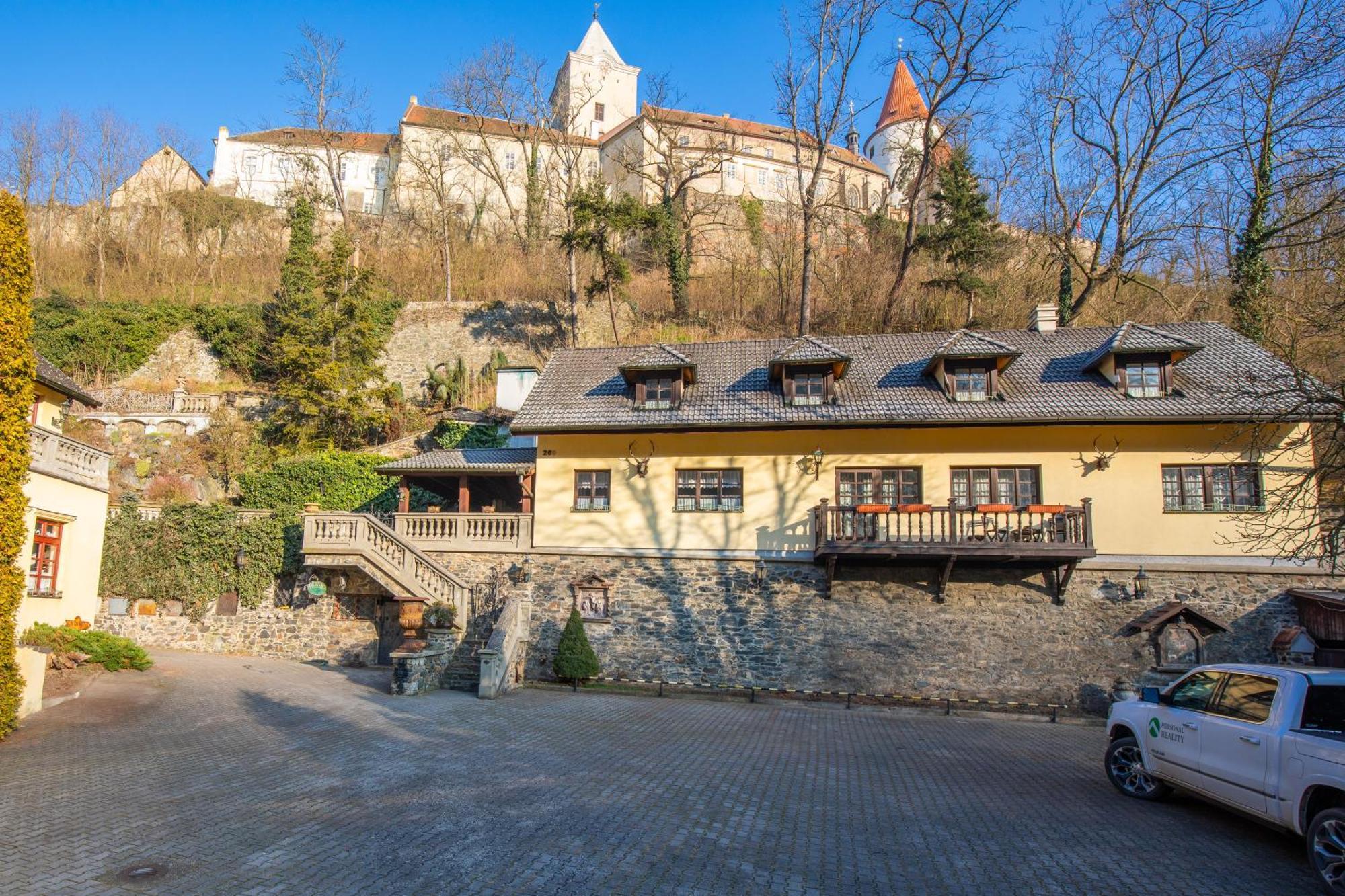 Resort U Jelena Křivoklát エクステリア 写真