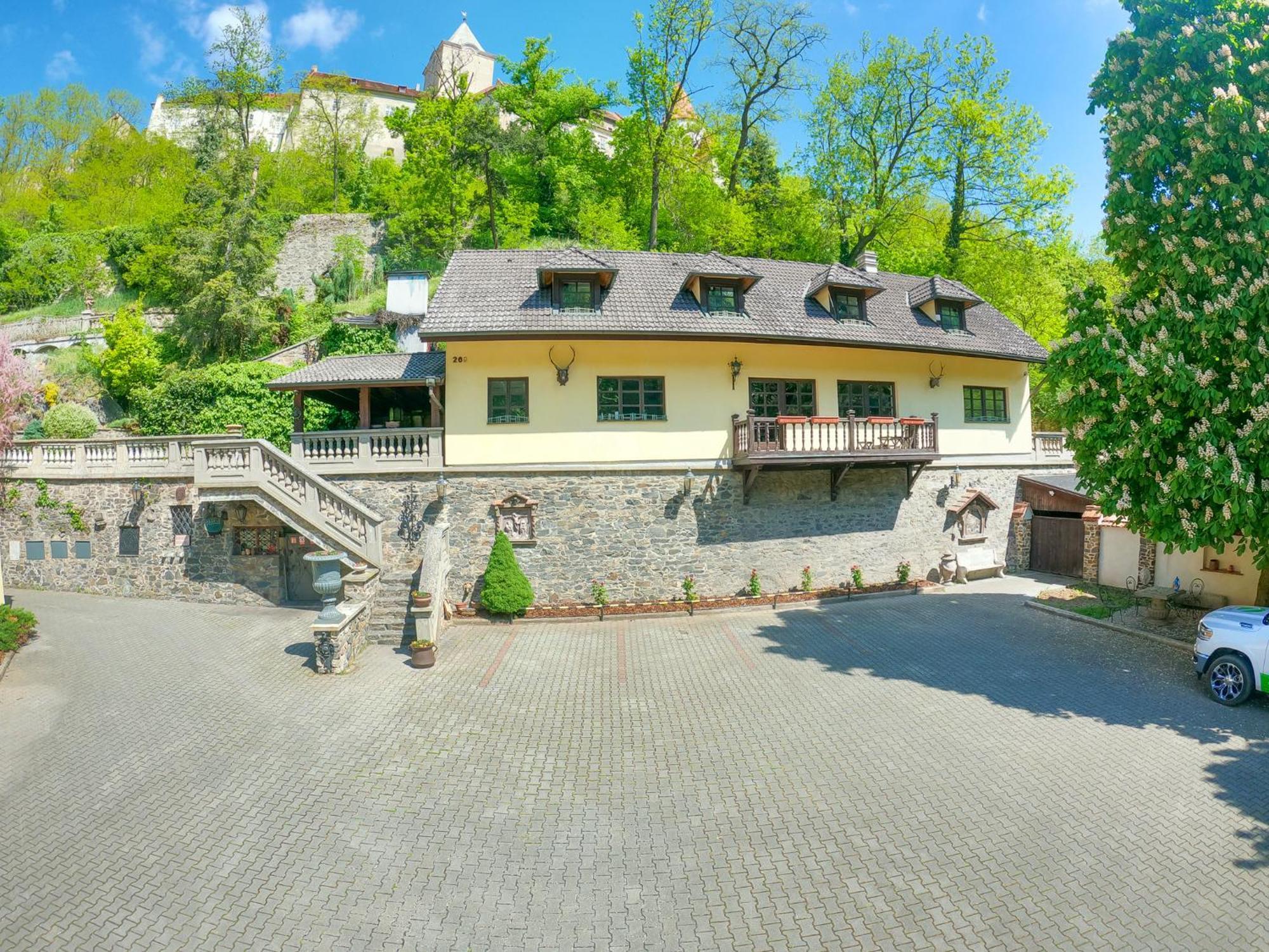 Resort U Jelena Křivoklát エクステリア 写真