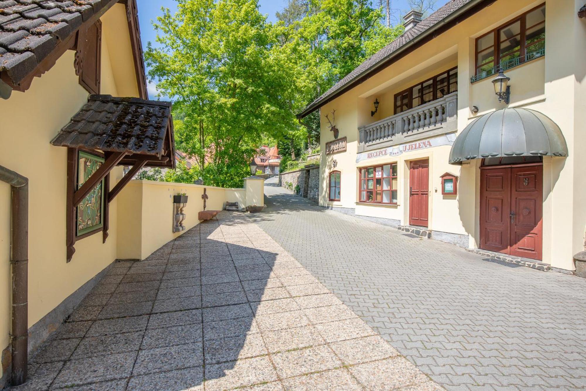 Resort U Jelena Křivoklát エクステリア 写真