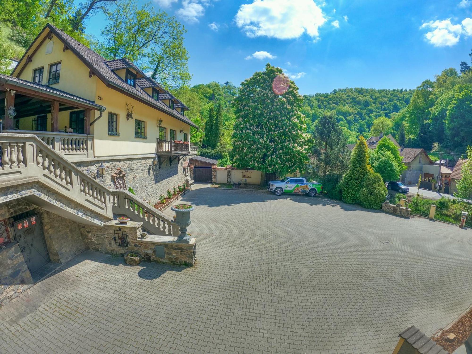 Resort U Jelena Křivoklát エクステリア 写真