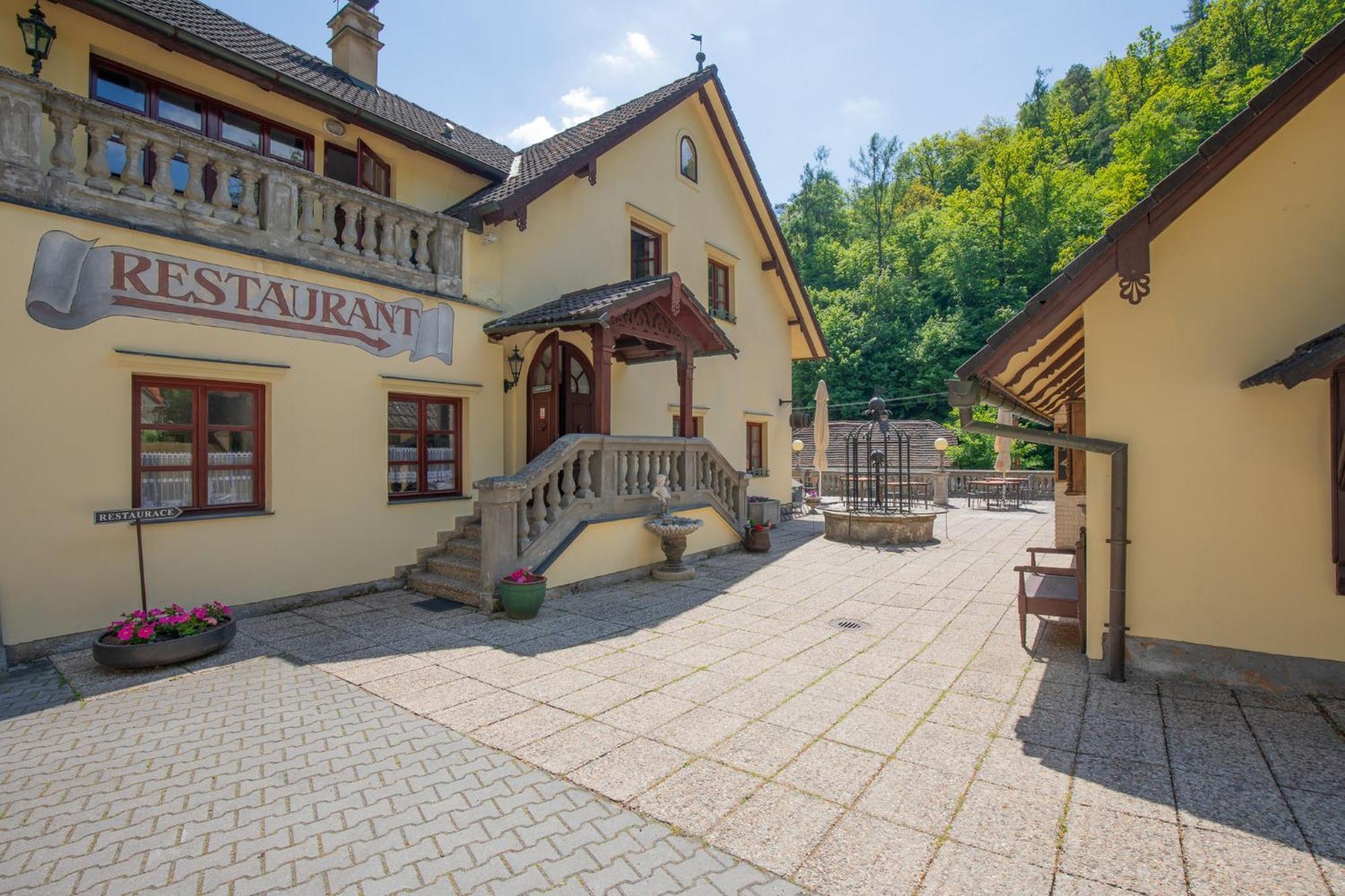 Resort U Jelena Křivoklát エクステリア 写真