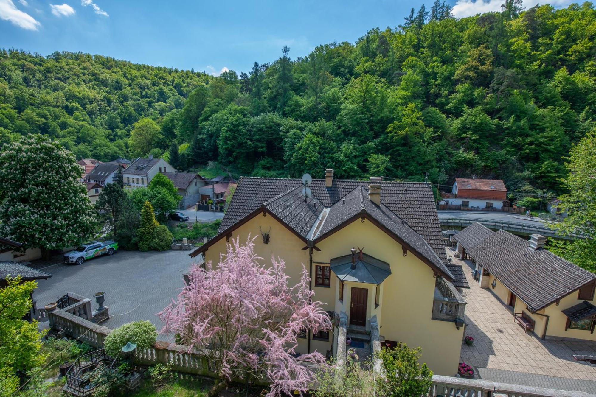 Resort U Jelena Křivoklát エクステリア 写真