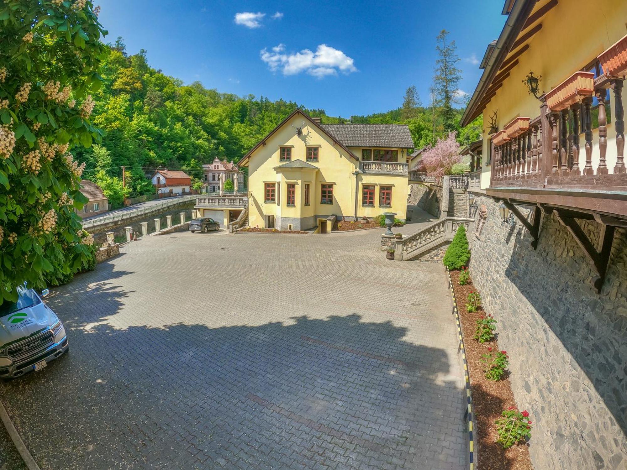 Resort U Jelena Křivoklát エクステリア 写真