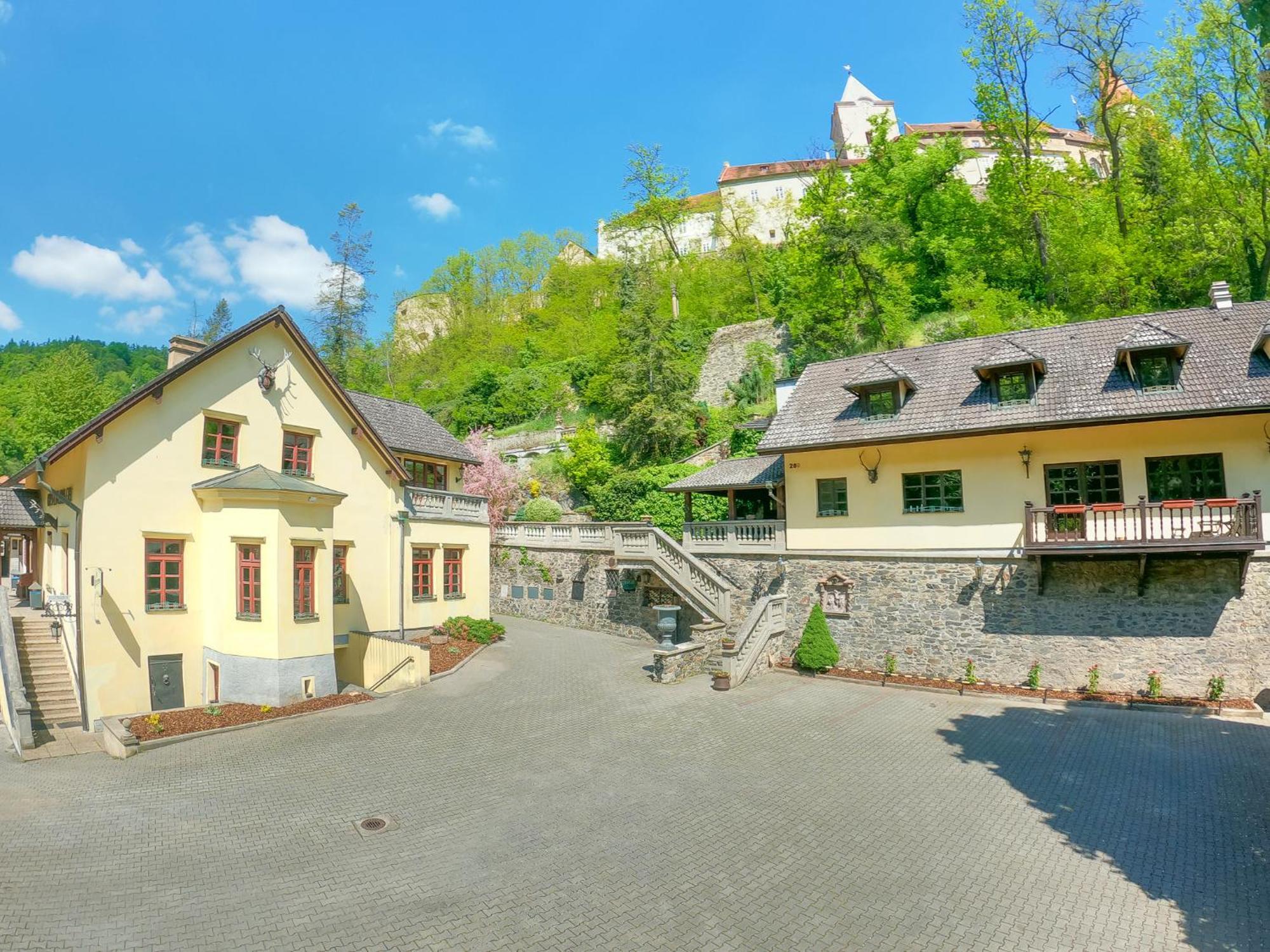 Resort U Jelena Křivoklát エクステリア 写真