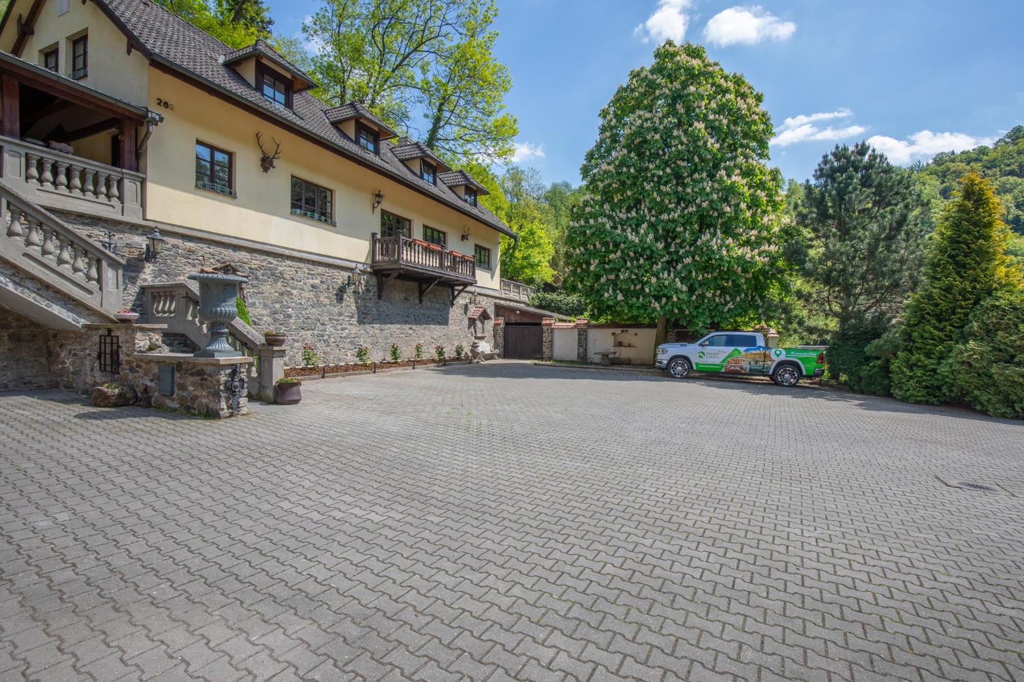 Resort U Jelena Křivoklát エクステリア 写真
